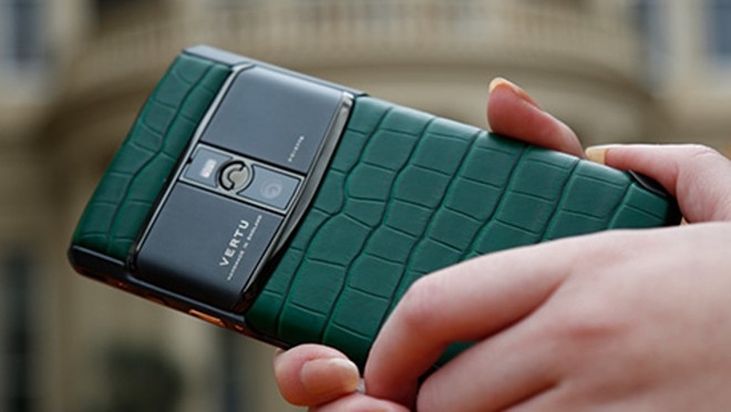 Vertu doi chu lan 3 trong 5 nam, ve tay 'ke thu' cua Nokia hinh anh 1