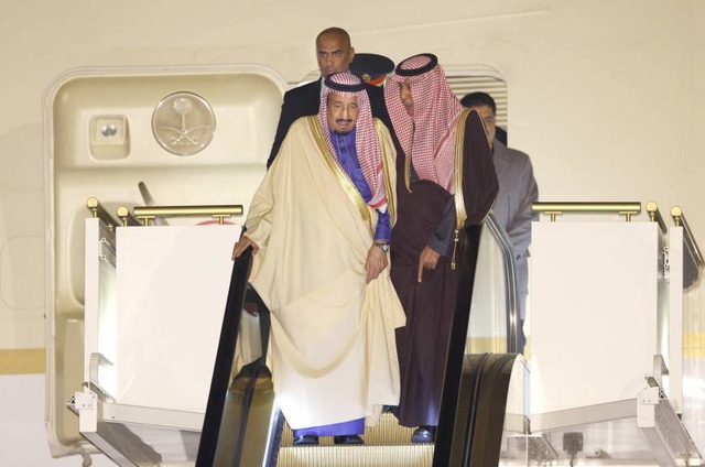 Quốc vương Salman bin Abdul-aziz al Saud (trái) chuẩn bị bước xuống sân bay quốc tế Haneda ở Tokyo, Nhật Bản hôm 12/3 (Ảnh: Japan Times)