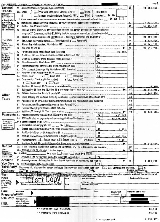  Hai tờ khai thuế năm 2005 của ông Trump mà kênh MSNBC công bố 