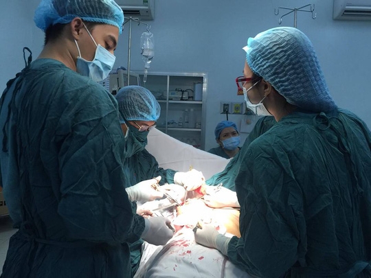  Các bác sĩ đang cố gắng cứu dung nhan cho bệnh nhân 