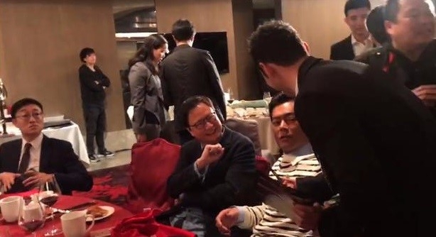 Huynh Hieu Minh gay bat ngo khi cui xin chu ky Co Thien Lac hinh anh 2