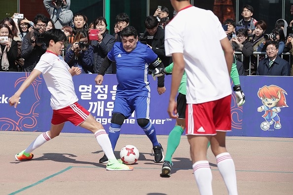 Maradona phien ban bung bia tai hien 'ban tay cua Chua’ hinh anh 5
