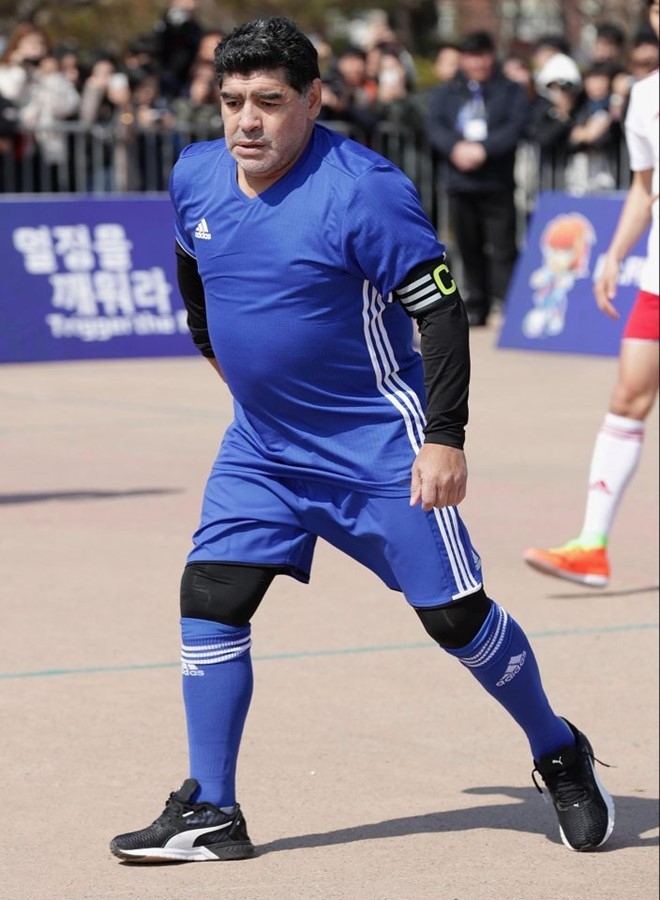 Maradona phien ban bung bia tai hien 'ban tay cua Chua’ hinh anh 6