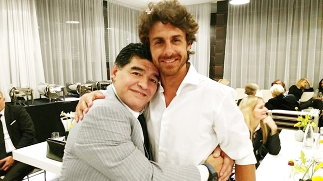 Maradona phien ban bung bia tai hien 'ban tay cua Chua’ hinh anh 7