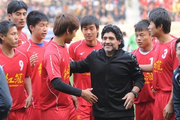 Maradona phien ban bung bia tai hien 'ban tay cua Chua’ hinh anh 9