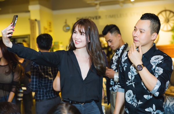 ngoc-trinh-xach-tui-da-ca-sau-trang-hon-2-ty-di-su-kien-2