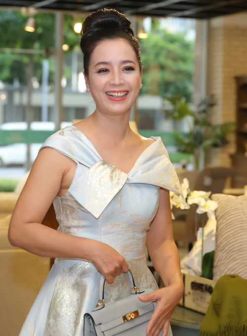 ngoc-trinh-xach-tui-da-ca-sau-trang-hon-2-ty-di-su-kien-7