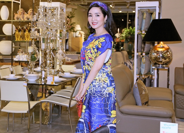 ngoc-trinh-xach-tui-da-ca-sau-trang-hon-2-ty-di-su-kien-8