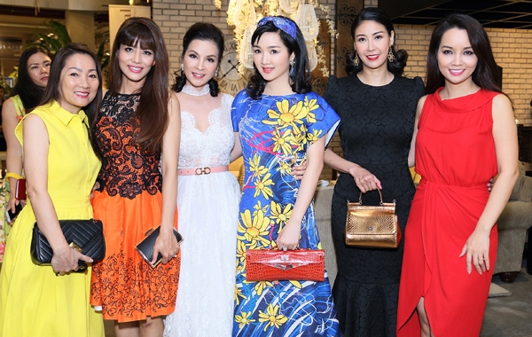ngoc-trinh-xach-tui-da-ca-sau-trang-hon-2-ty-di-su-kien-10