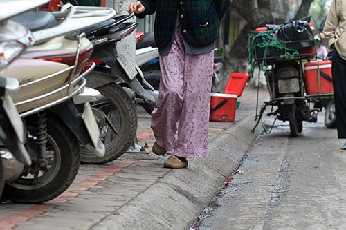 nguoi ha noi “dien xiec” thang bang tren via he rong hon gang tay hinh anh 5