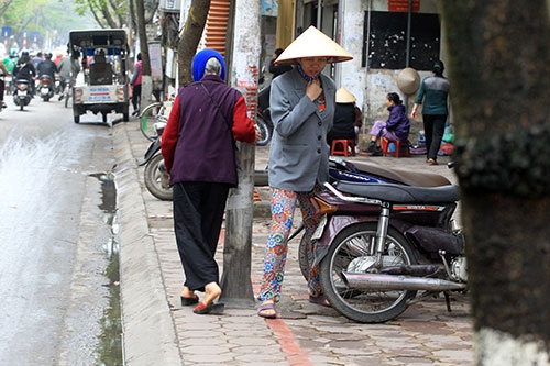 nguoi ha noi “dien xiec” thang bang tren via he rong hon gang tay hinh anh 8