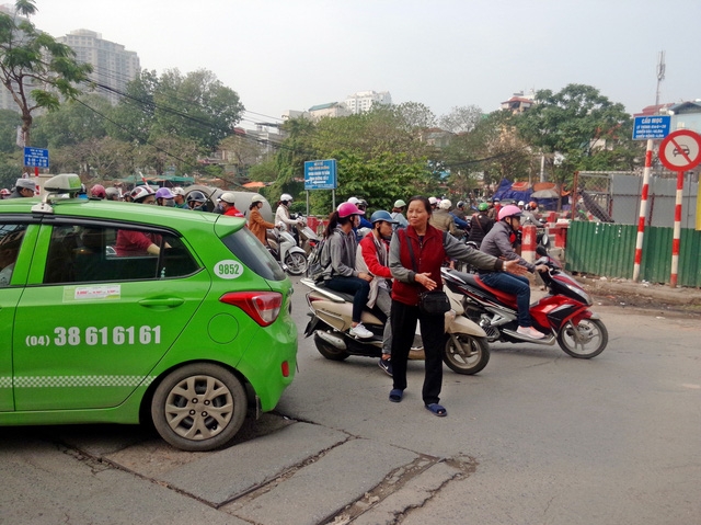 Công việc quen thuộc hơn 10 năm của bà Tiến vào mỗi giờ cao điểm.