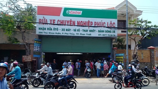 Nhan vien rua xe khong bang lai lui oto trung nguoi di duong hinh anh 1
