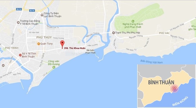 Nhan vien rua xe khong bang lai lui oto trung nguoi di duong hinh anh 2