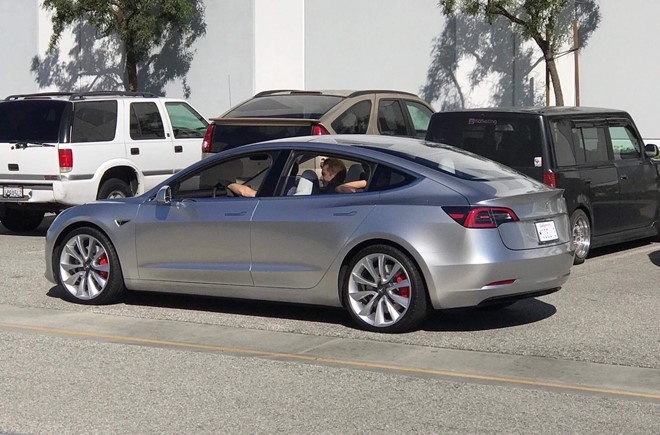 Tesla Model 3 lo nguyen hinh tren duong pho khi chay thu hinh anh 1