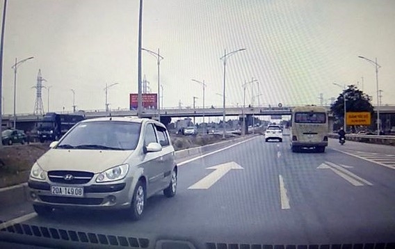 Tuoc bang lai, phat tien tai xe lai oto 70 km/h nguoc chieu cao toc hinh anh 1