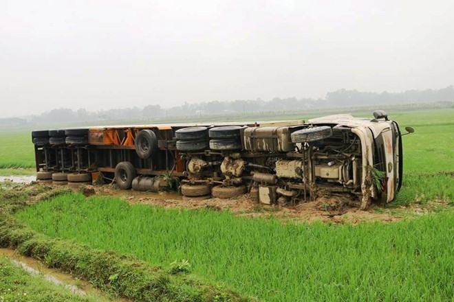 Xe container no lop lat xuong ruong, tai xe thoat chet hinh anh 1