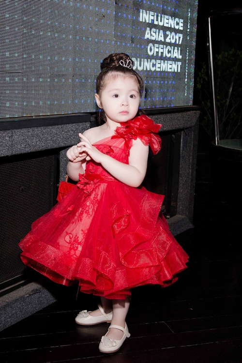 elly-tran-mac-goi-cam-ton-sur-ton-voi-con-gai-di-event-6