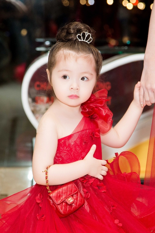 elly-tran-mac-goi-cam-ton-sur-ton-voi-con-gai-di-event-7