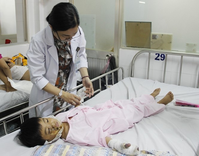 Bé Phước được bác sĩ chăm sóc /// Nguyên Mi