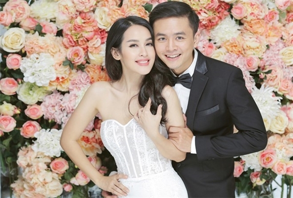 Ảnh cưới của Tú Vi được thực hiện trong studio của nhà thiết kế Chung Thanh Phong. Loạt ảnh mang phong cách nhẹ nhàng, sang trọng và kiêu kì. Tú Vi diện váy cưới trắng tinh khôi, gợi cảm được nhà thiết kế chuẩn bị riêng.