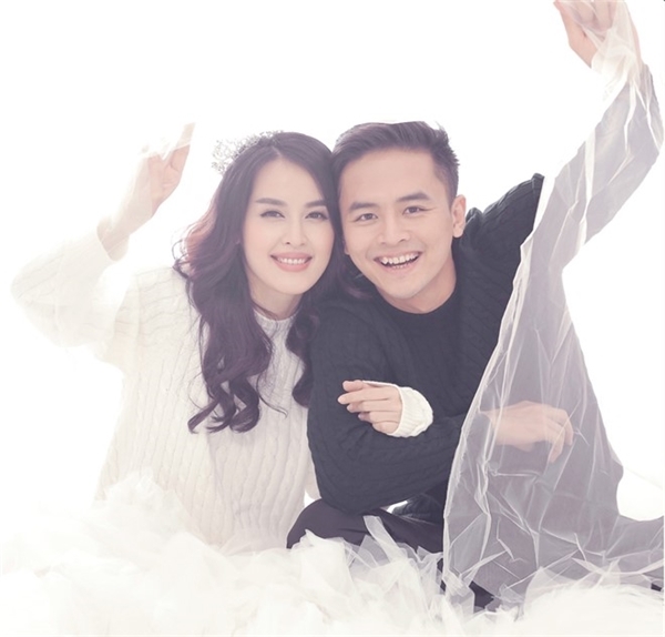 Bên cạnh đó, cặp đôi cũng dành loạt ảnh dễ thương với trang phục đời thường để gửi tặng khán giả.