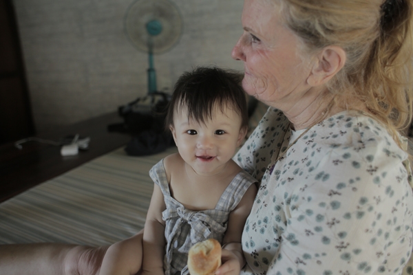 phuong-vy-dua-me-chong-nguoi-my-di-du-lich-mui-ne-2