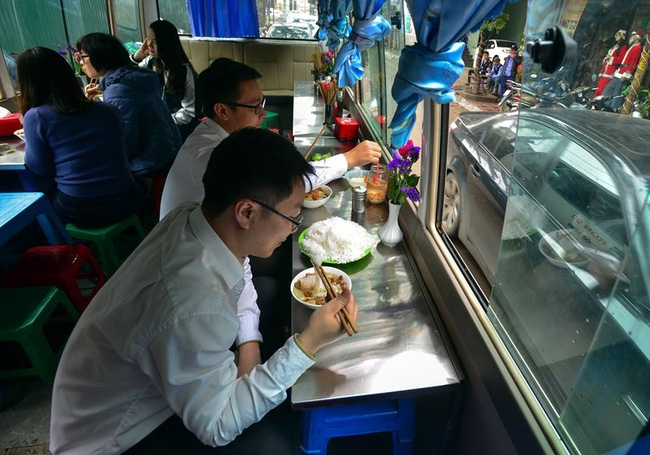 Quán ăn phục vụ khách ngay trên ô tô 29 chỗ hút khách Thủ đô sau chiến dịch đòi lại vỉa hè - Ảnh 2.