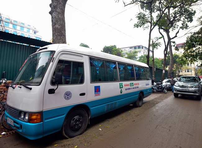 Quán ăn phục vụ khách ngay trên ô tô 29 chỗ hút khách Thủ đô sau chiến dịch đòi lại vỉa hè - Ảnh 3.