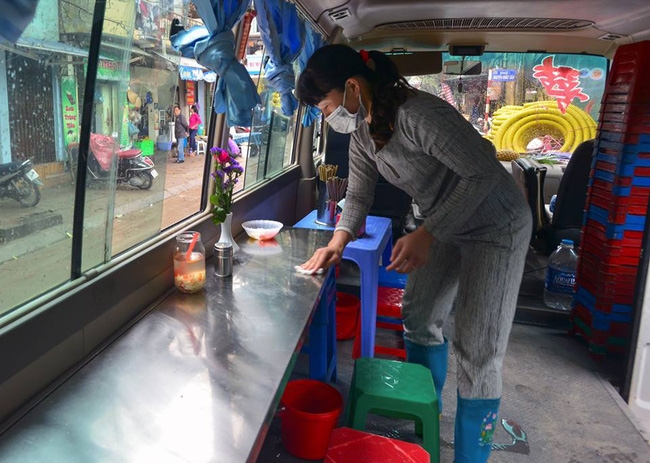 Quán ăn phục vụ khách ngay trên ô tô 29 chỗ hút khách Thủ đô sau chiến dịch đòi lại vỉa hè - Ảnh 6.