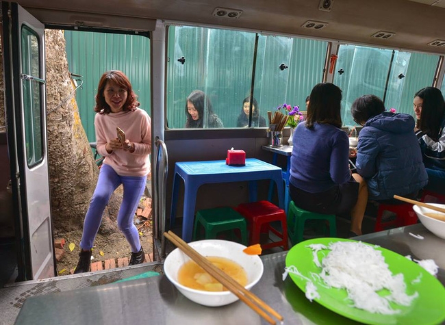 Quán ăn phục vụ khách ngay trên ô tô 29 chỗ hút khách Thủ đô sau chiến dịch đòi lại vỉa hè - Ảnh 7.