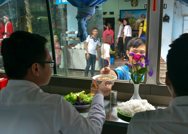 Quán ăn phục vụ khách ngay trên ô tô 29 chỗ hút khách Thủ đô sau chiến dịch đòi lại vỉa hè - Ảnh 8.