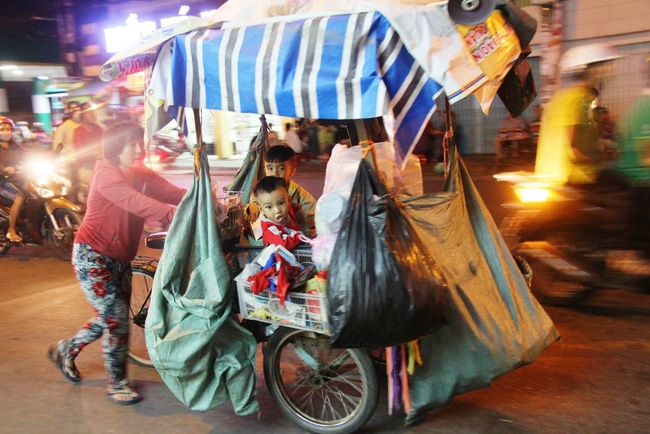 Bốn mẹ con trên chuyến xe rác ở Sài Gòn: Dù thế nào cũng phải lo cho tụi nhỏ đi học - Ảnh 1. Bốn mẹ con trên chuyến xe rác ở Sài Gòn: Dù thế nào cũng phải lo cho tụi nhỏ đi học - Ảnh 1.