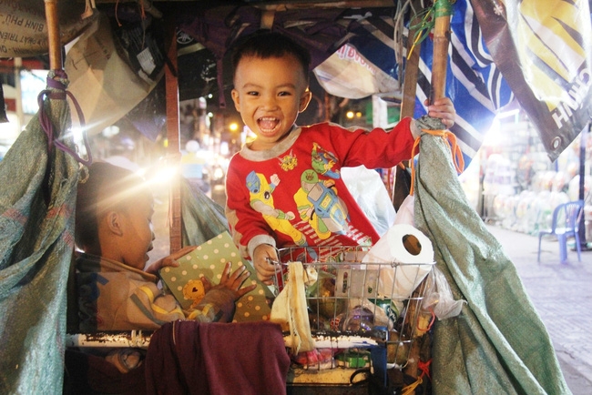 Bốn mẹ con trên chuyến xe rác ở Sài Gòn: Dù thế nào cũng phải lo cho tụi nhỏ đi học - Ảnh 2. Bốn mẹ con trên chuyến xe rác ở Sài Gòn: Dù thế nào cũng phải lo cho tụi nhỏ đi học - Ảnh 2.