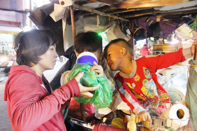 Bốn mẹ con trên chuyến xe rác ở Sài Gòn: Dù thế nào cũng phải lo cho tụi nhỏ đi học - Ảnh 3. Bốn mẹ con trên chuyến xe rác ở Sài Gòn: Dù thế nào cũng phải lo cho tụi nhỏ đi học - Ảnh 3.