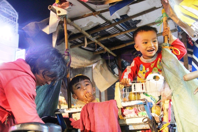 Bốn mẹ con trên chuyến xe rác ở Sài Gòn: Dù thế nào cũng phải lo cho tụi nhỏ đi học - Ảnh 5. Bốn mẹ con trên chuyến xe rác ở Sài Gòn: Dù thế nào cũng phải lo cho tụi nhỏ đi học - Ảnh 5.