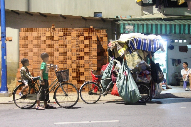 Bốn mẹ con trên chuyến xe rác ở Sài Gòn: Dù thế nào cũng phải lo cho tụi nhỏ đi học - Ảnh 7. Bốn mẹ con trên chuyến xe rác ở Sài Gòn: Dù thế nào cũng phải lo cho tụi nhỏ đi học - Ảnh 7.
