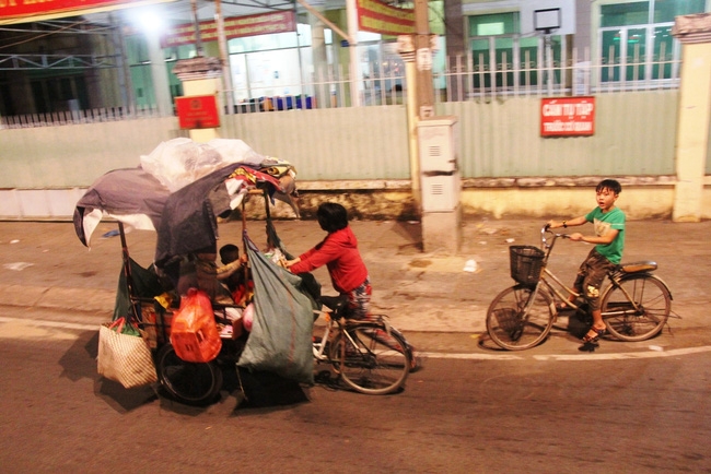 Bốn mẹ con trên chuyến xe rác ở Sài Gòn: Dù thế nào cũng phải lo cho tụi nhỏ đi học - Ảnh 8. Bốn mẹ con trên chuyến xe rác ở Sài Gòn: Dù thế nào cũng phải lo cho tụi nhỏ đi học - Ảnh 8.