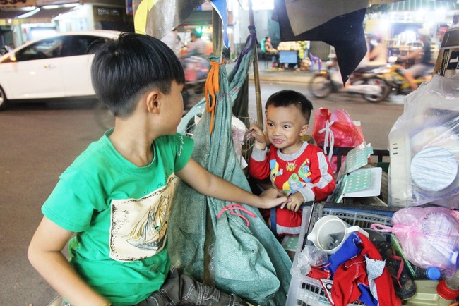Bốn mẹ con trên chuyến xe rác ở Sài Gòn: Dù thế nào cũng phải lo cho tụi nhỏ đi học - Ảnh 10. Bốn mẹ con trên chuyến xe rác ở Sài Gòn: Dù thế nào cũng phải lo cho tụi nhỏ đi học - Ảnh 10.