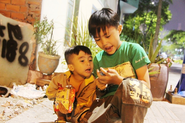 Bốn mẹ con trên chuyến xe rác ở Sài Gòn: Dù thế nào cũng phải lo cho tụi nhỏ đi học - Ảnh 11. Bốn mẹ con trên chuyến xe rác ở Sài Gòn: Dù thế nào cũng phải lo cho tụi nhỏ đi học - Ảnh 11.