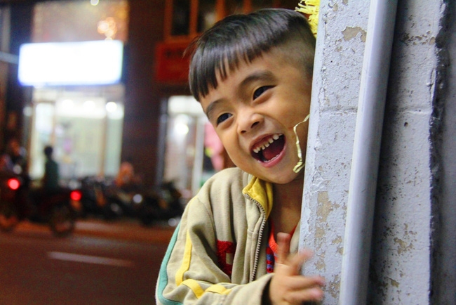 Bốn mẹ con trên chuyến xe rác ở Sài Gòn: Dù thế nào cũng phải lo cho tụi nhỏ đi học - Ảnh 12. Bốn mẹ con trên chuyến xe rác ở Sài Gòn: Dù thế nào cũng phải lo cho tụi nhỏ đi học - Ảnh 12.
