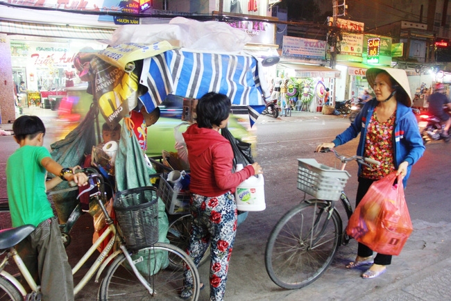 Bốn mẹ con trên chuyến xe rác ở Sài Gòn: Dù thế nào cũng phải lo cho tụi nhỏ đi học - Ảnh 18. Bốn mẹ con trên chuyến xe rác ở Sài Gòn: Dù thế nào cũng phải lo cho tụi nhỏ đi học - Ảnh 18.