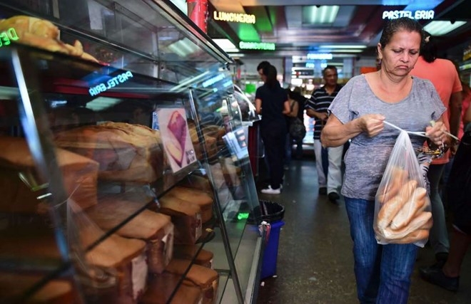 'Cuoc chien banh mi': Venezuela bat 4 chu tiem giua sieu lam phat hinh anh 1