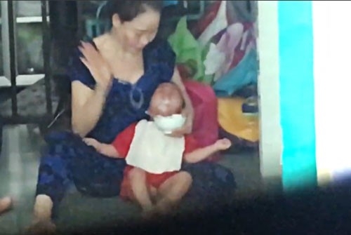  Hình ảnh bảo mẫu đánh trẻ khi cho ăn. Ảnh: Cắt từ clip 