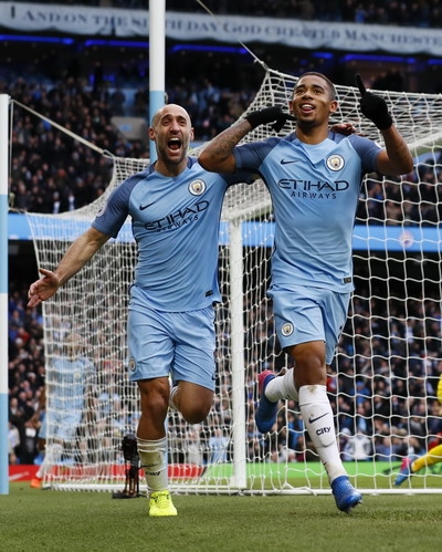 Gabriel Jesus (phải) là tương lai của Man City
