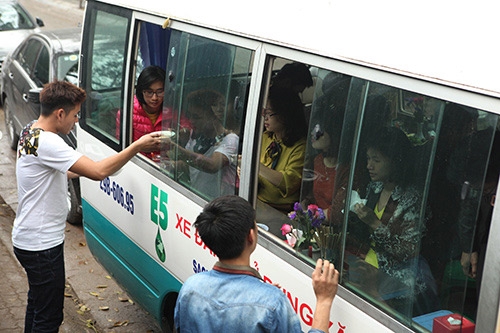 kinh doanh sieu doc: ngoi “may bay” uong ca phe, len o to an bun cha hinh anh 1