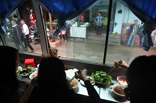 kinh doanh sieu doc: ngoi “may bay” uong ca phe, len o to an bun cha hinh anh 2