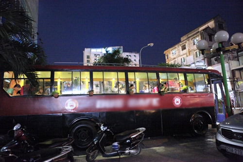 kinh doanh sieu doc: ngoi “may bay” uong ca phe, len o to an bun cha hinh anh 5