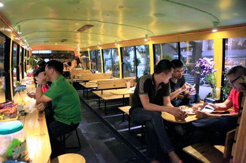 kinh doanh sieu doc: ngoi “may bay” uong ca phe, len o to an bun cha hinh anh 6