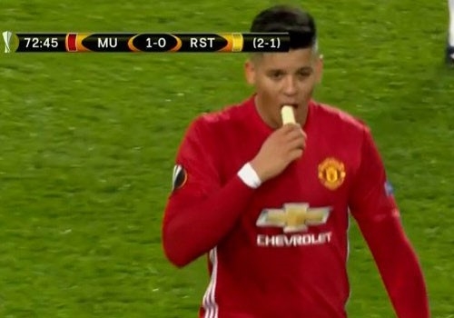 Mourinho giai thich chuyen boc chuoi tiep suc cho hoc tro hinh anh 1